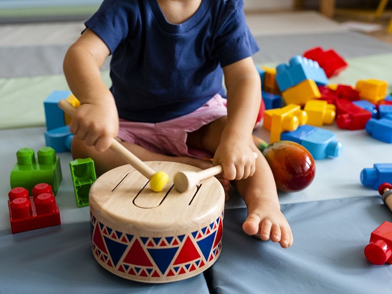 MUZIČKE IGRAČKE I INSTRUMENTI